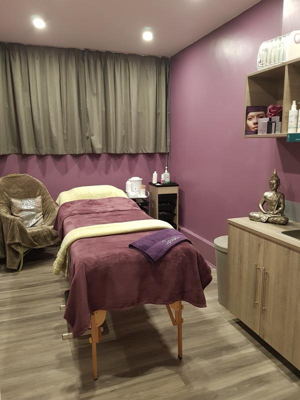 Beauty Salon in Central Dunstable with Beauty Rooms to rent & Nail Area